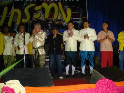 งานประเพณีลอยกระทง ต.ปากน้ำชุมพร ประจำปี 2551 นายอำนวย บัวเขียว นายก อบจ.ชุมพร ประธานในพิธีกล่าวเปิดงาน เหล่าบรรดาสาวงามผู้เข้าร่วมประกวดนางนพมาศ ประจำปี 2551 เหล่าบรรดาสาวงามผู้เข้าร่วมประกวดนางนพมาศ ประจำปี 2551 สาวงามผู้เข้าประกวดเดินโชว์บนเวทีประกวดนางนพมาศ น้องเปิ้ล หมายเลข 16 รองนางนพมาศ อันดับที่ 2 นายสมชาย เกษมทวีทรัพย์ นายก อบต.ปากน้ำชมการประกวดนางนพมาศ น้องจิ๊บ หมายเลข 5 นางนพมาศ ประจำปี 2551 ขณะเดินโชว์บนเวที น้องแอน หมายเลข 12 ขวัญใจช่างภาพ คณะกรรมการผู้ทรงคุณวุฒิแสดงความหนักใจในการตัดสิน เนื่องจากผู้เข้าประกวดมีคุณสมบัติและความงามไม่แตกต่ น้องมายด์ หมายเลข 8 ผู้เข้าประกวดนางนพมาศตอบคำถาม น้องส้มแป้น หมายเลข 13 รองนางนพมาศอันดับที่ 1 และขวัญใจชาวปากน้ำ น้องจิ๊บ หมายเลข 5 นางนพมาศปากน้ำชุมพร ประจำปี 2551