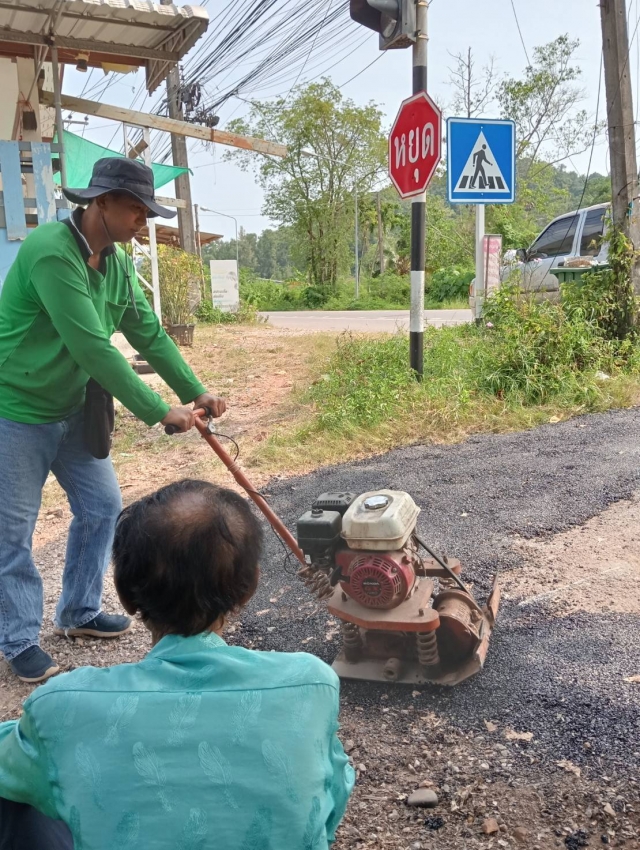 ซ่อมแซมถนนชำรุด