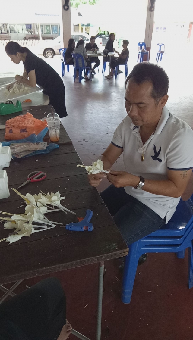 จิตอาสาประดิษฐ์ดอกไม้จันทน์พระราชทาน